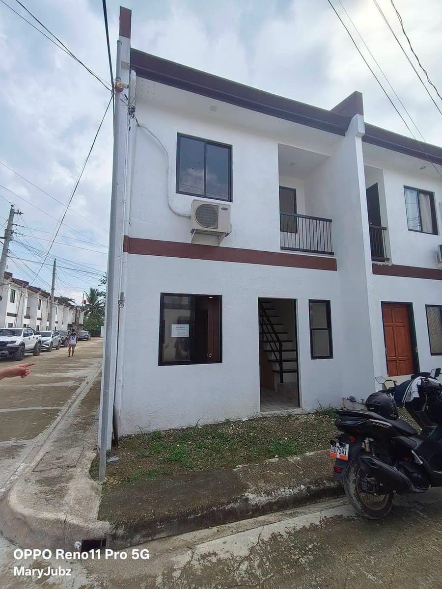 This 3-Bedroom Townhouse is now available ₱12,000/month - photo 1