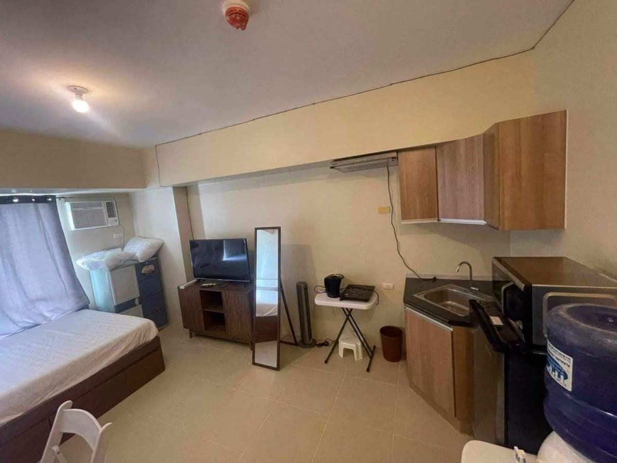FOR RENT: MINIMALIST STUDIO UNIT W/ PARKING @AVIDA RIALA (Prime Location) Inside IT PARK - photo 1