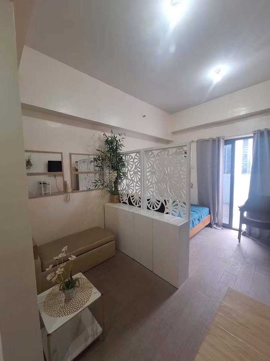 FOR RENT: Studio Unit with Balcony – Grand Residences - photo 2