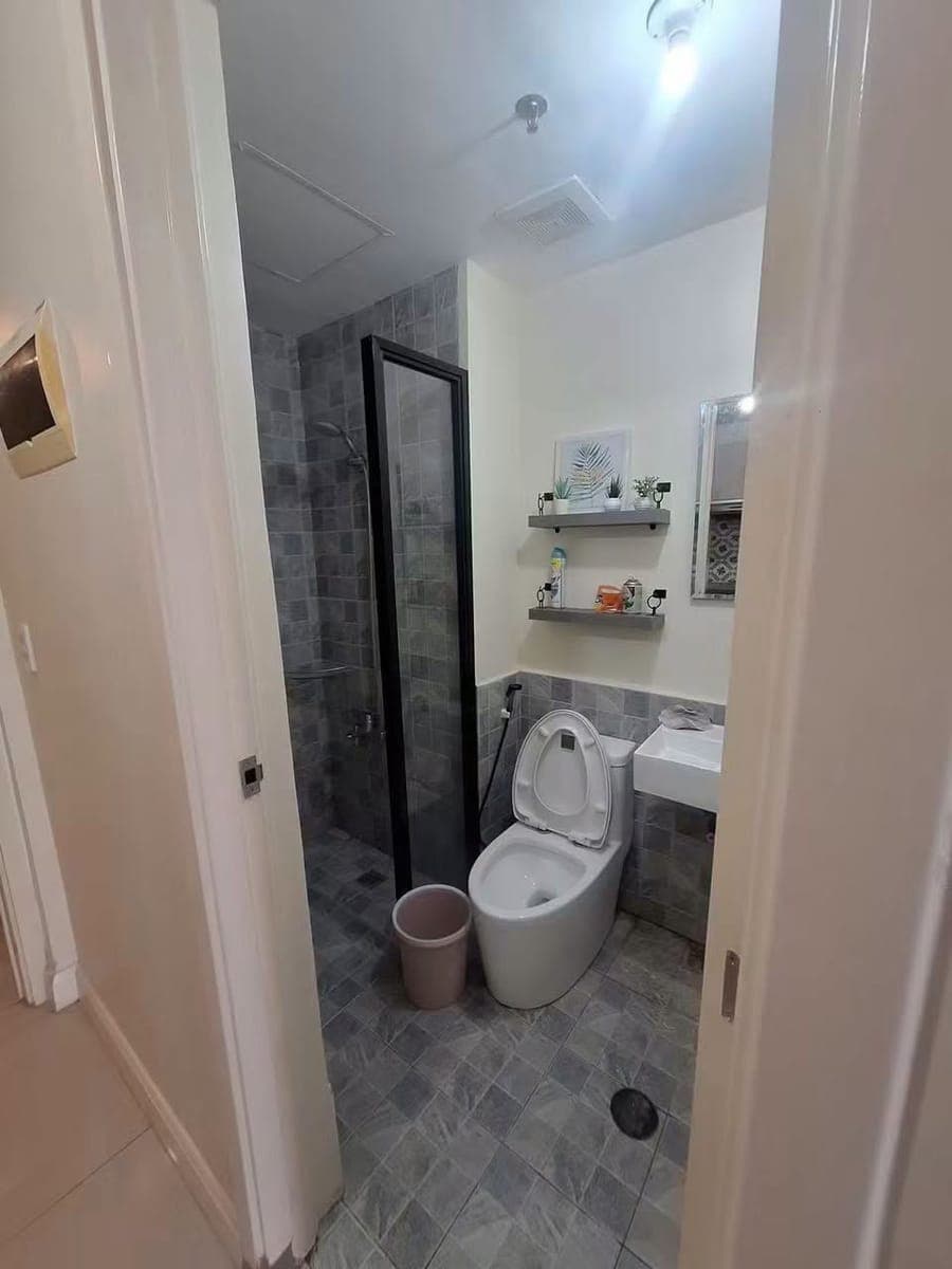 FOR RENT: Studio Unit with Balcony – Grand Residences - photo 4