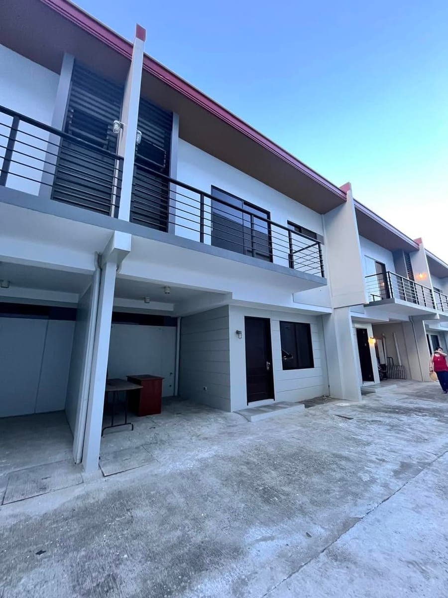 **🏡 FOR RENT: Semi Furnished 4 Bedrooms Townhouse  Apartment Alang Alang Mandaue City ✨** - photo 2