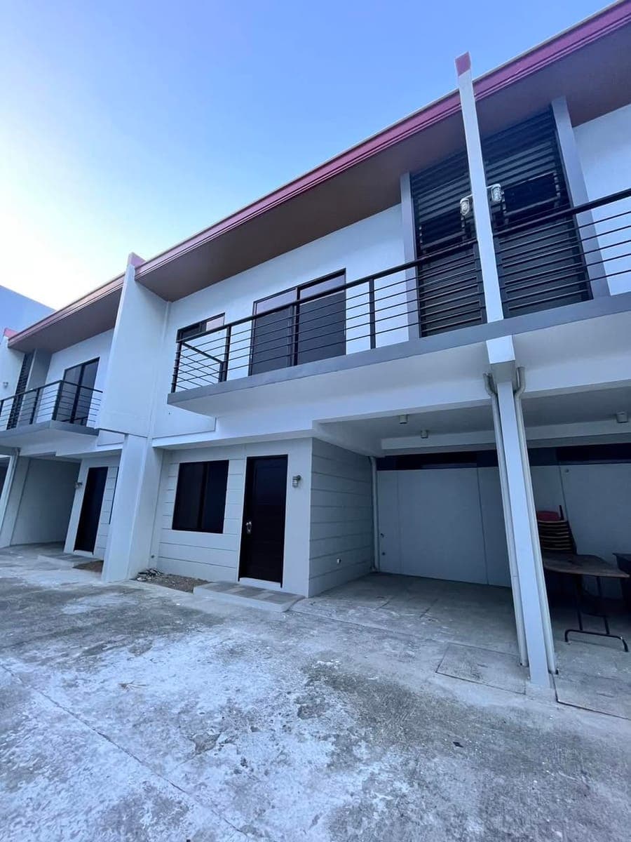 **🏡 FOR RENT: Semi Furnished 4 Bedrooms Townhouse  Apartment Alang Alang Mandaue City ✨** - photo 3