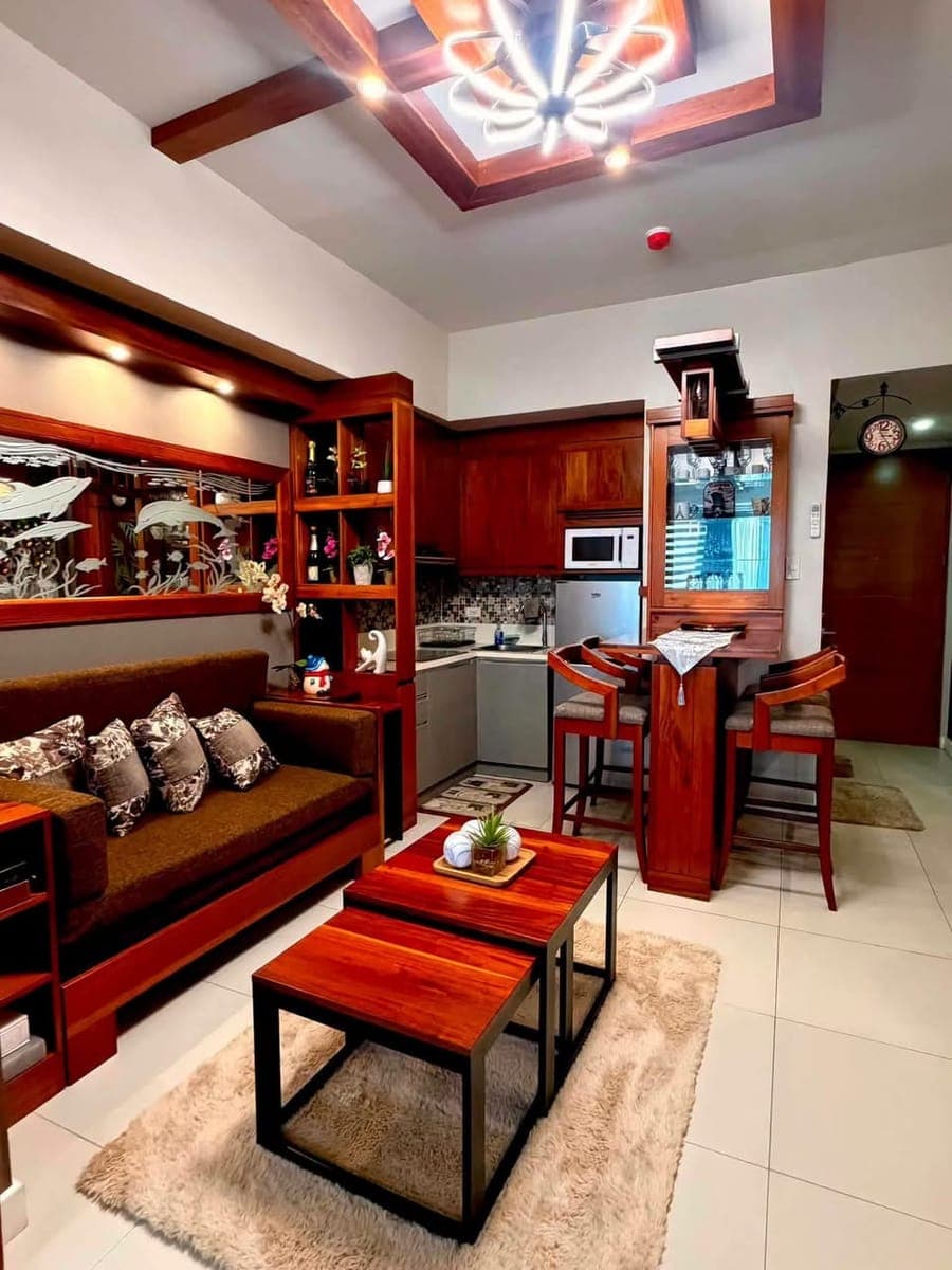 🏡 𝐅𝐎𝐑 𝐑𝐄𝐍𝐓: FULLY FURNISHED 1BR CONDO WITH BALCONY + PARKING - photo 1