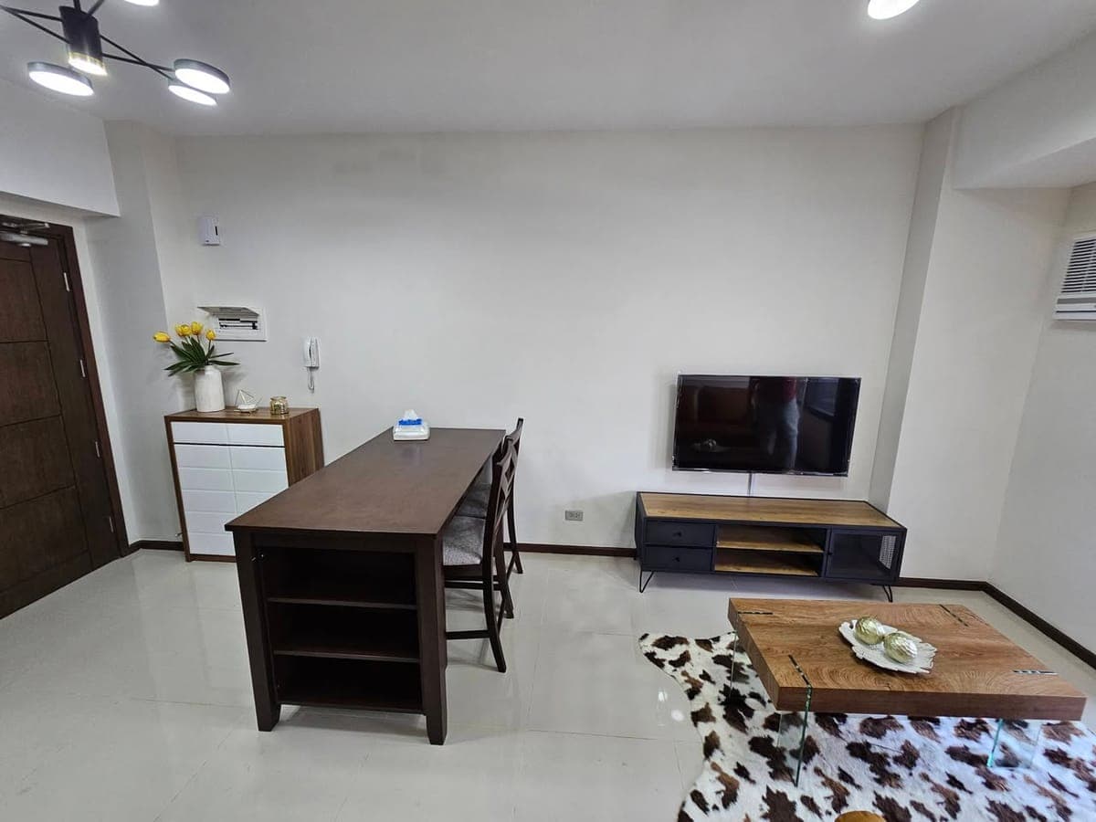 FOR RENT: 1 Bedroom with Balcony in Galleria Residences Tower 1 ✨️ - photo 2
