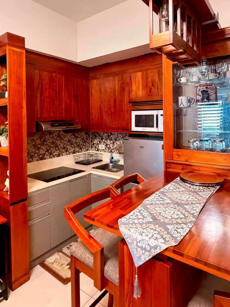 🏡 𝐅𝐎𝐑 𝐑𝐄𝐍𝐓: FULLY FURNISHED 1BR CONDO WITH BALCONY + PARKING - photo 4