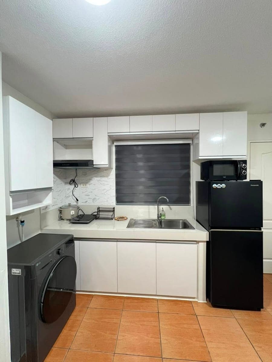 Fully furnished 2-bedroom condo at San Remo Oasis, SRP, Cebu City. Enjoy a bright open living area w... - photo 3