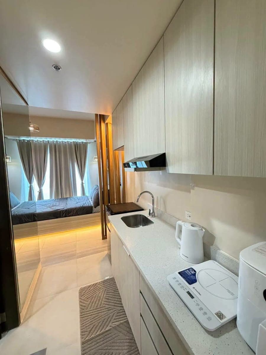 ❄️ FOR RENT – Newly Turned Over Fully Furnished Studio Unit With Balcony 🏙️ - photo 4