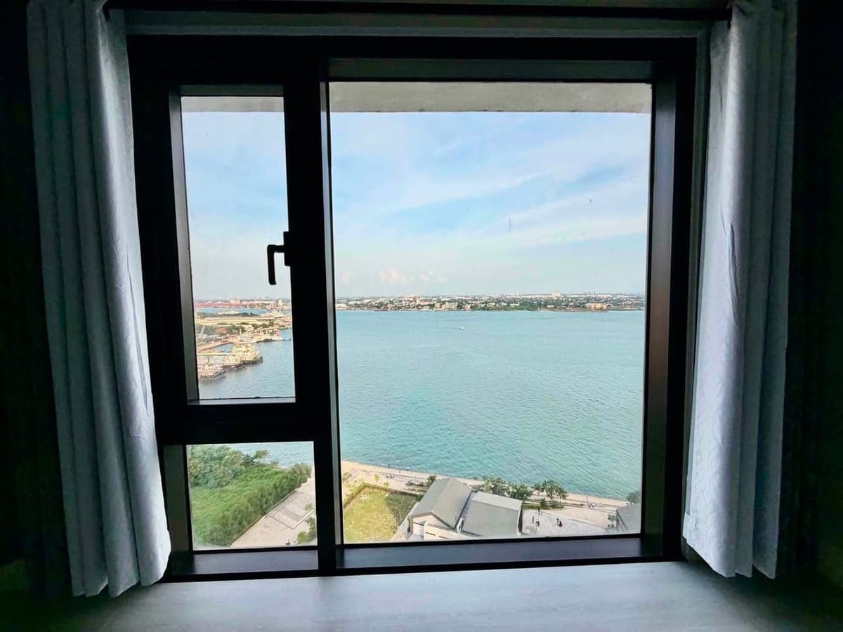 MANDANI STUDIO  SEA VIEW FOR RENT At ₱25k Including condo Association Dues - photo 1