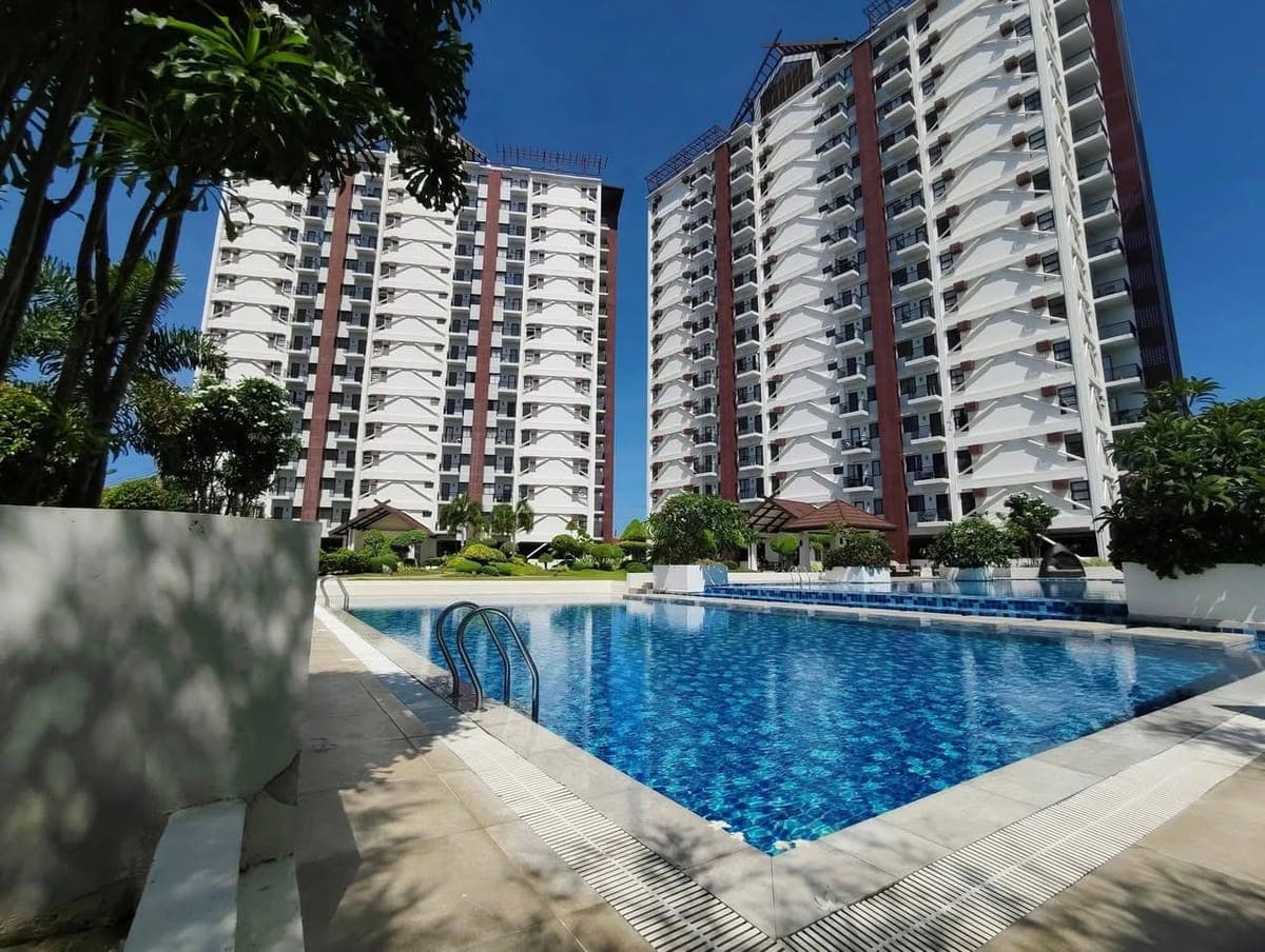 For Rent: 1 Bedroom Condo with Balcony in Royal Oceancrest Mactan - photo 1