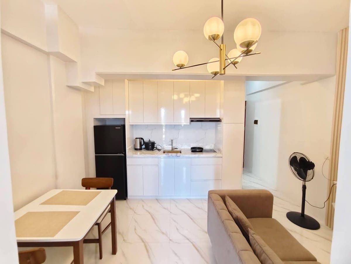 For Rent: 1 Bedroom Condo with Balcony in Royal Oceancrest Mactan - photo 2