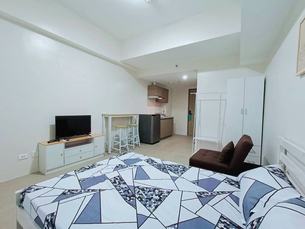 STUDIO Unit in BE Residences, Lahug, Cebu City (W/ INTERNET & BALCONY) - photo 1
