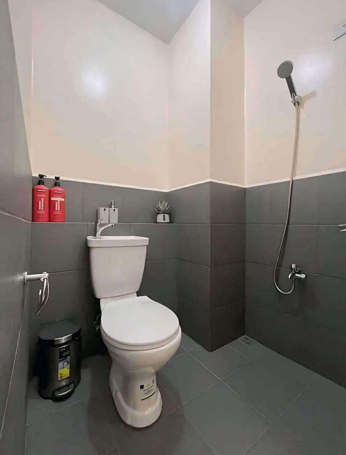 For Rent Studio Unit (Residential or Office) - photo 1