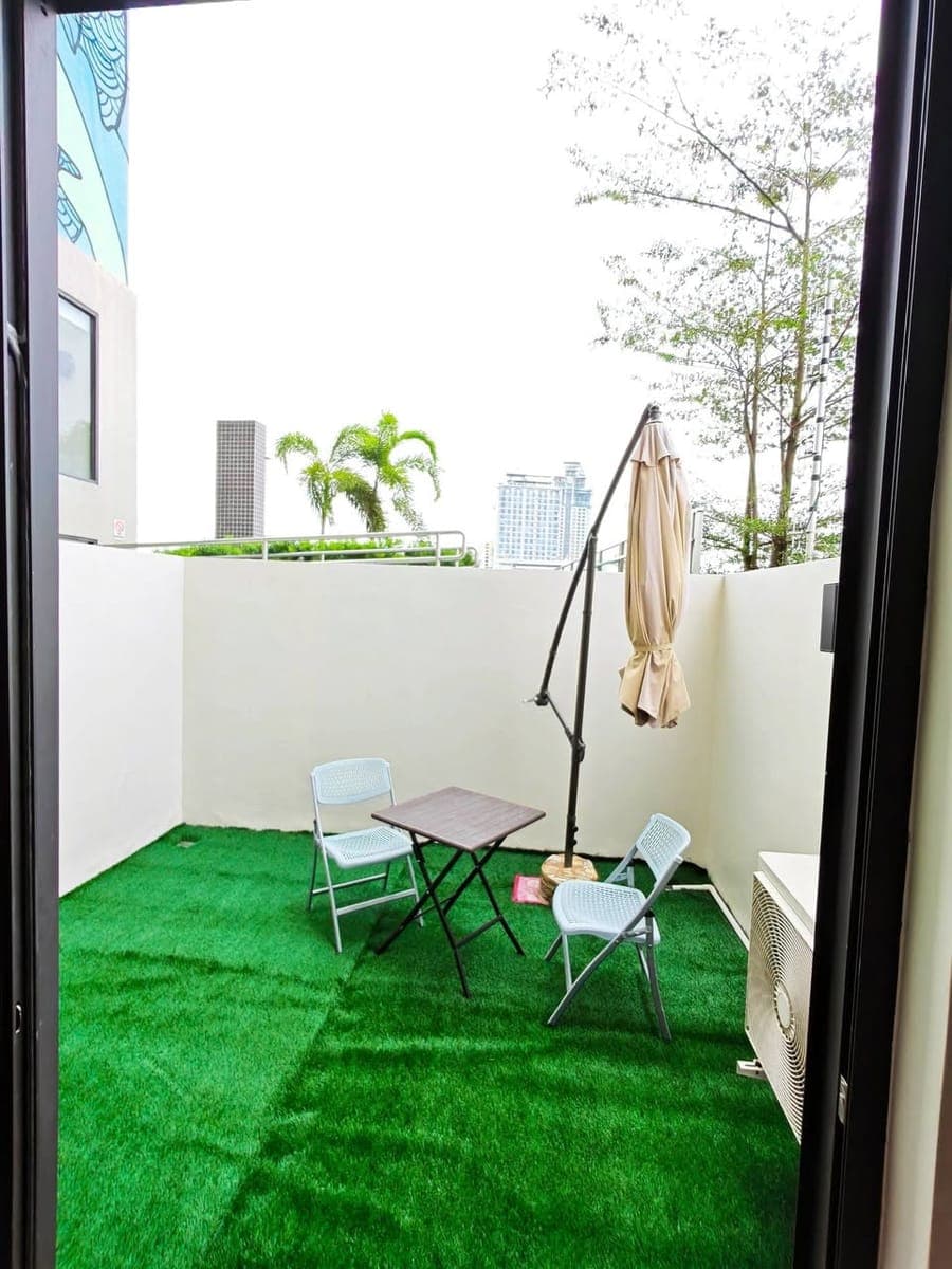 LOFT-TYPE PENTHOUSE FOR RENT - photo 2