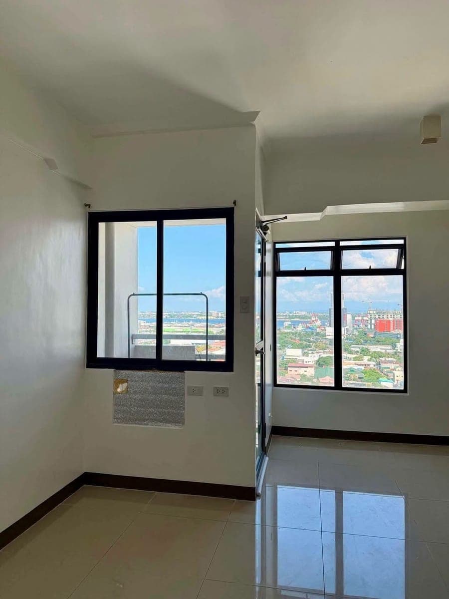 FOR RENT:  BARE STUDIO UNIT at ₱12,000/mo. - photo 2