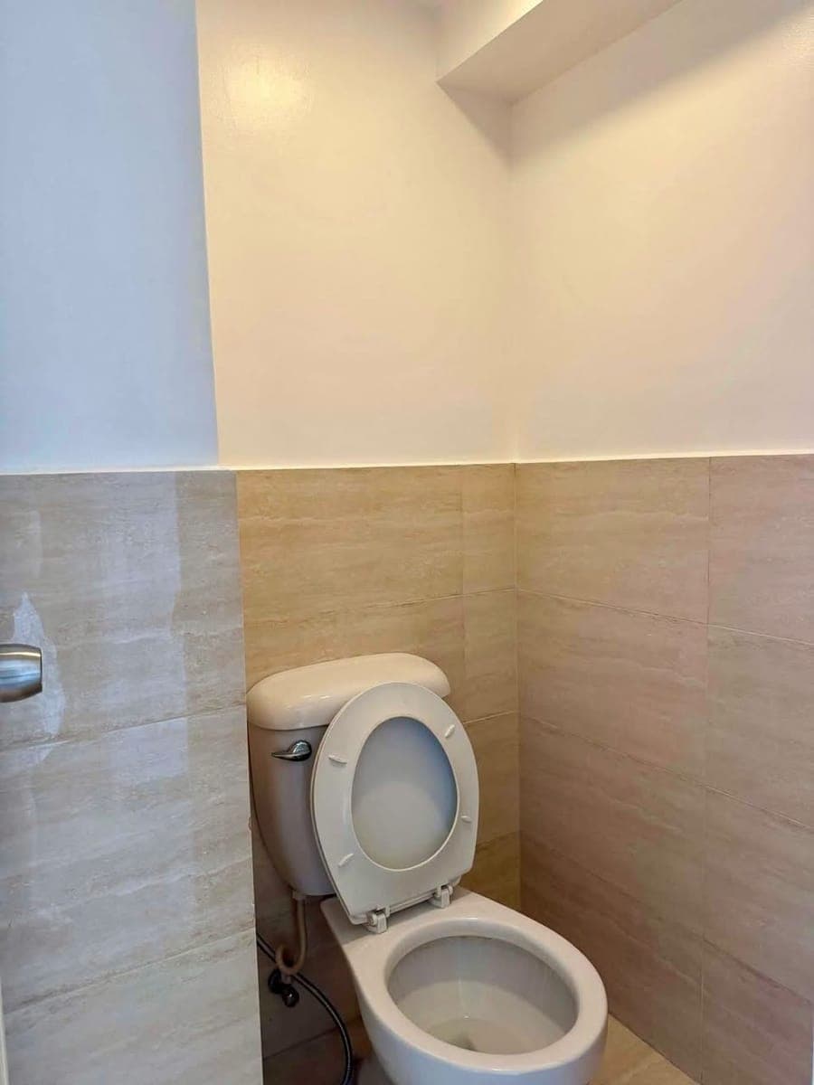 FOR RENT:  BARE STUDIO UNIT at ₱12,000/mo. - photo 5