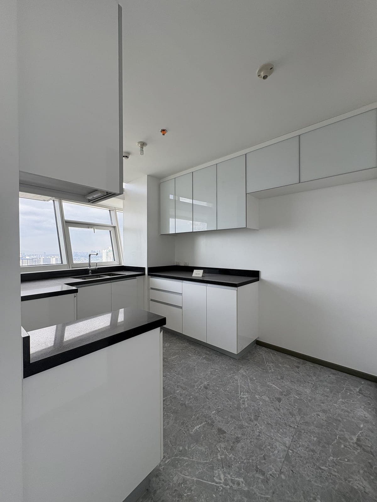 🏙 For Lease: 3BR Unit at The Imperium at Capitol Commons - photo 5