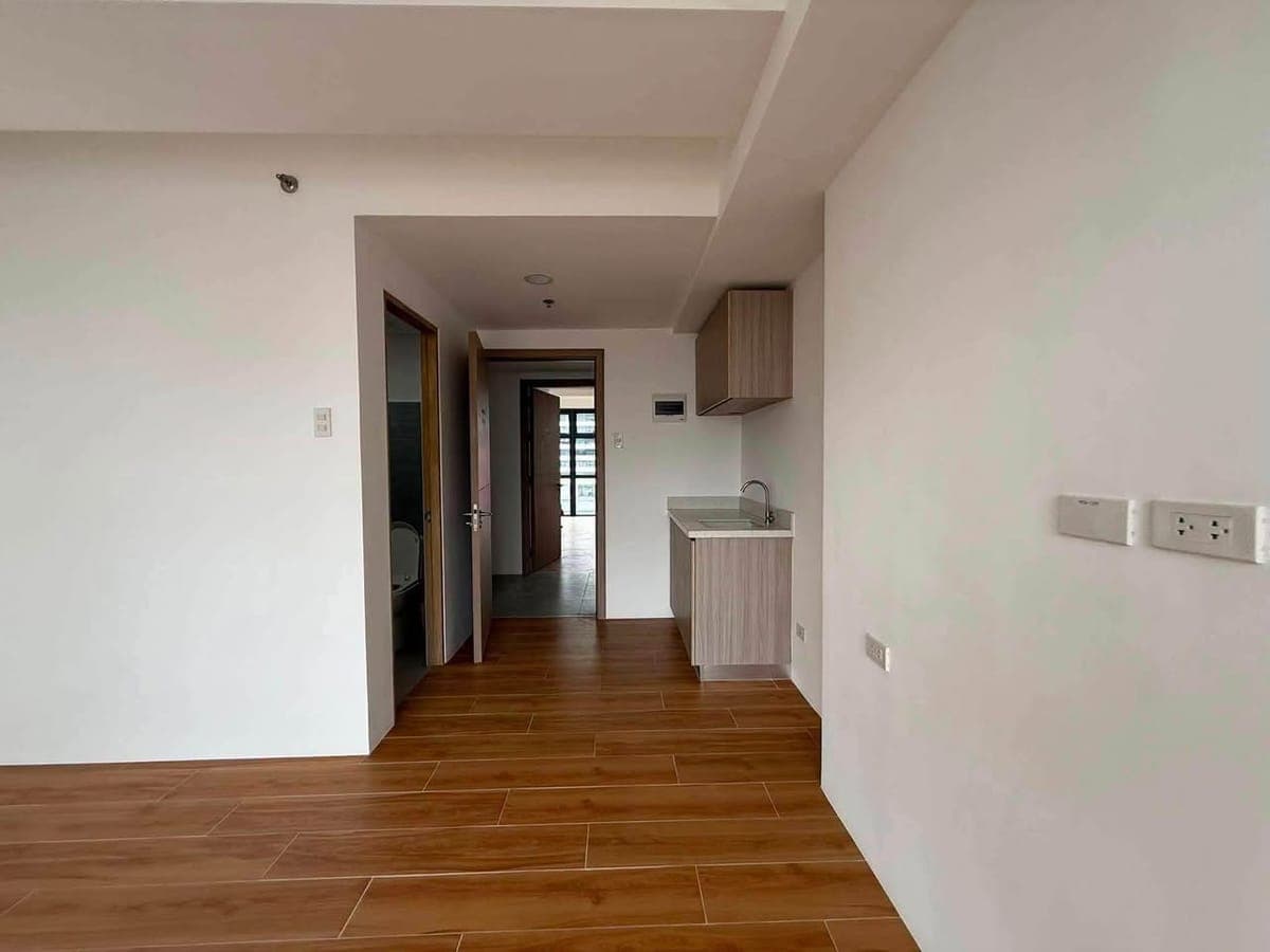 🏡 FOR RENT | Bare Studio Unit - photo 3