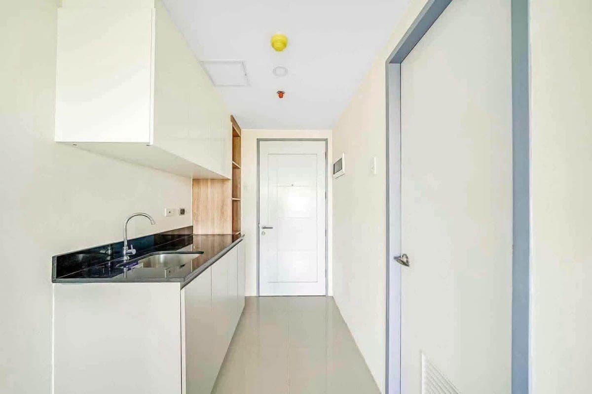 FOR RENT : Bare unit/Finished Studio Unit at J Tower Residences – Mandaue City for ₱15,000 ONLY - photo 4