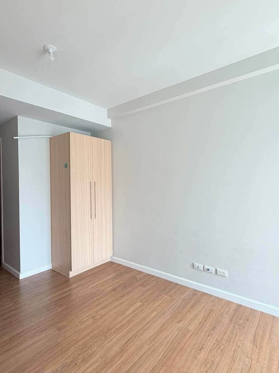 FOR RENT: BARE UNIT w/ AC at Solinea Tower 4 - photo 3