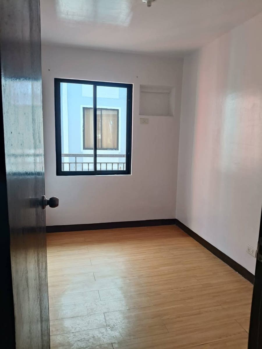 CONDO FOR RENT finish unit with AC - photo 1