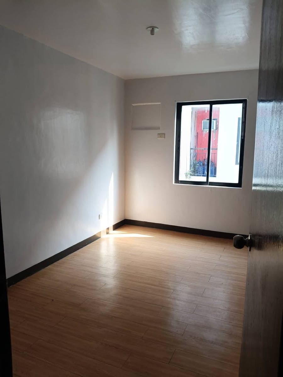 CONDO FOR RENT finish unit with AC - photo 2