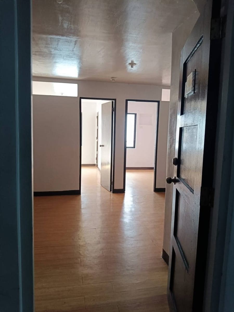 CONDO FOR RENT finish unit with AC - photo 3