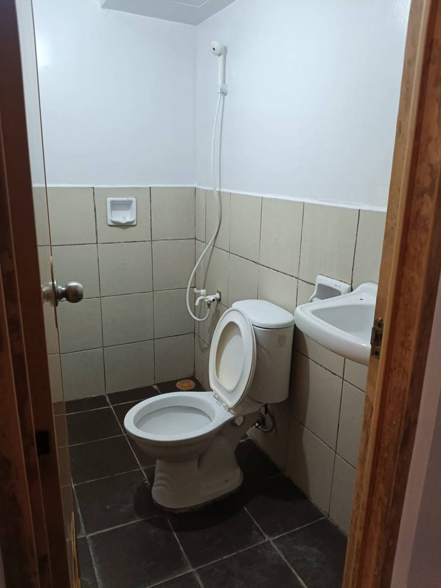 CONDO FOR RENT finish unit with AC - photo 4