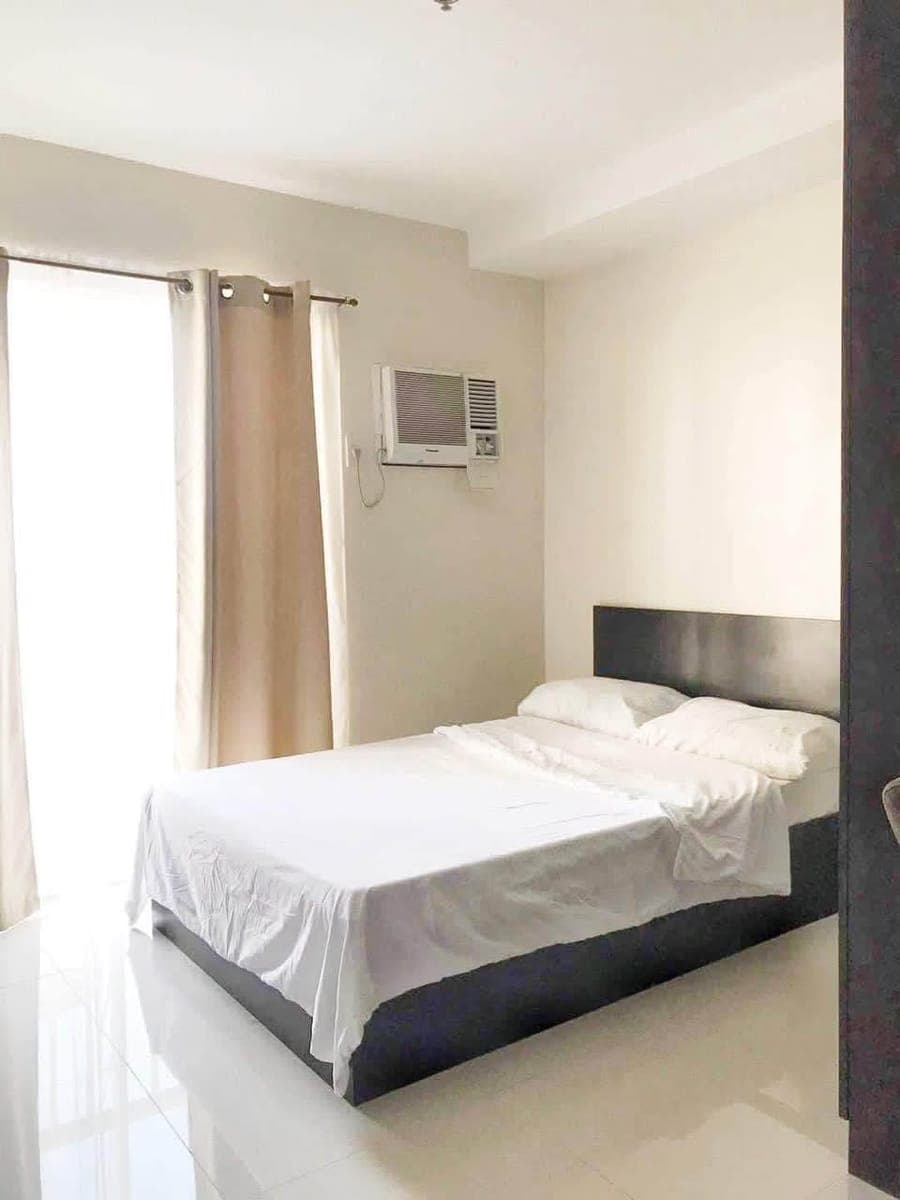 Bamboo Bay Studio with Balcony for Rent- 15k (Near Ayala, Hernan Cortes, Banilad) - photo 1