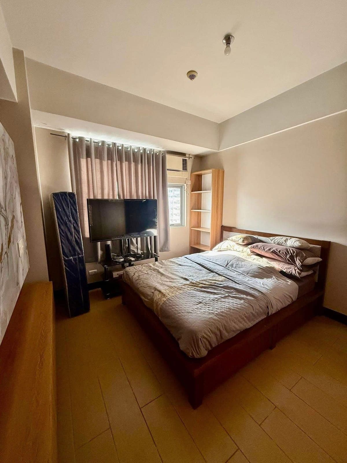 FOR RENT: Furnished 1-BR w/ Balcony & Parking Slot - photo 1