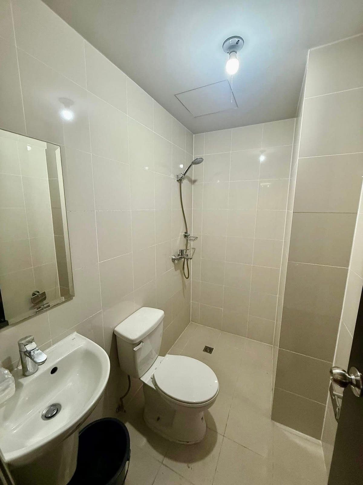 FOR RENT: Furnished 1-BR w/ Balcony & Parking Slot - photo 2