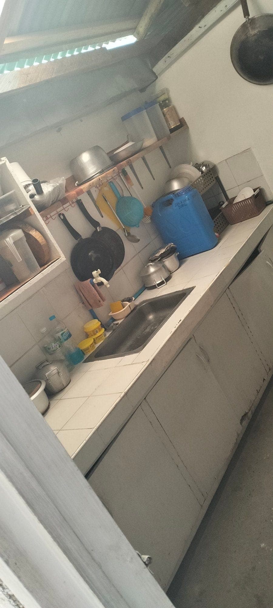 no Depo ..1 month advance LNG movein n...male ,gay or student...included water electric... - photo 5