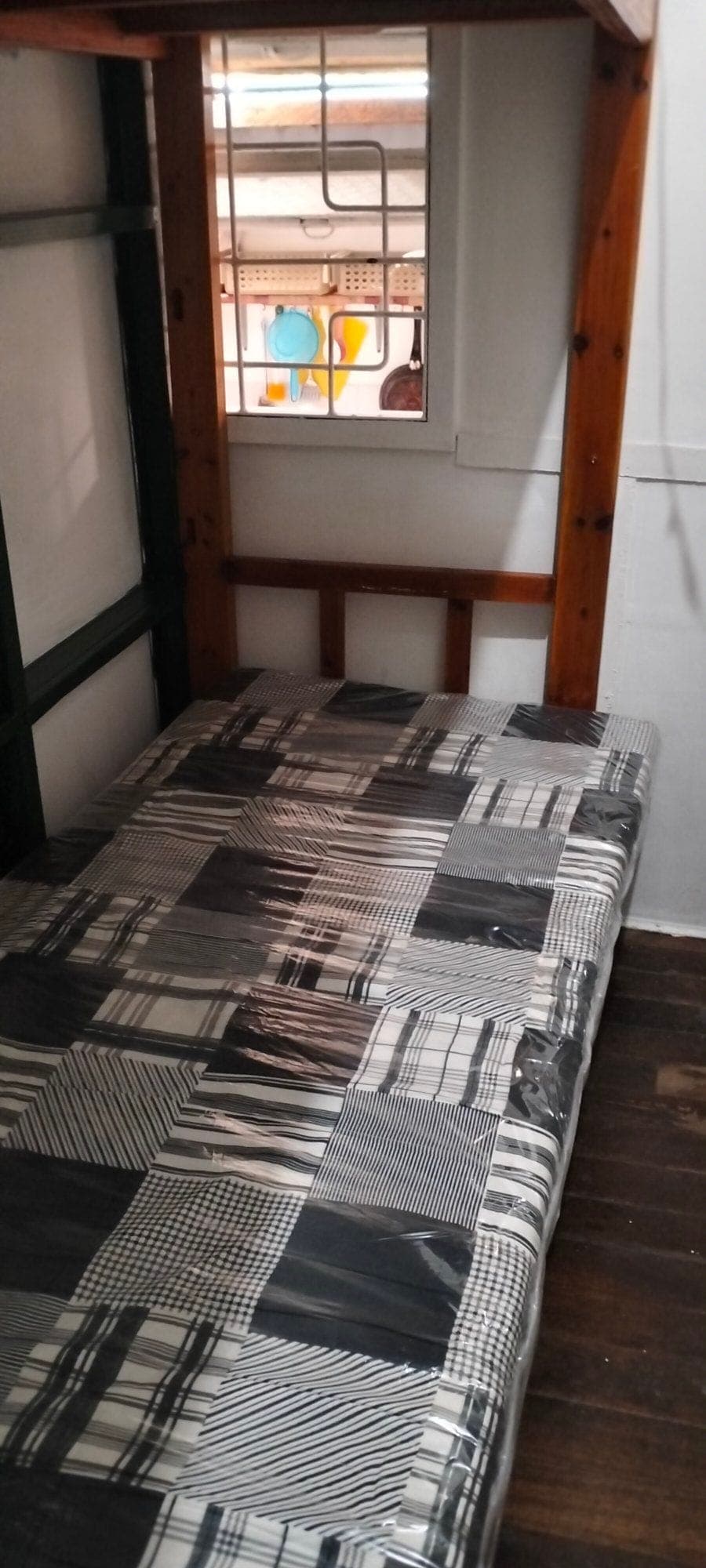 no Depo ..1 month advance LNG movein n...male ,gay or student...included water electric... - photo 8