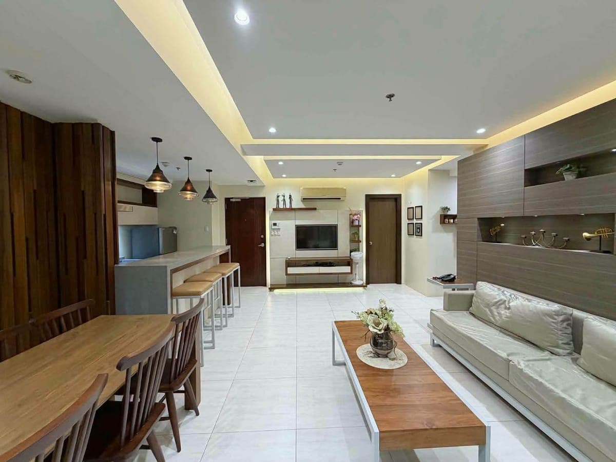 ✨FULLY FURNISHED 2-BEDROOM CONDO UNIT WITH PARKING FOR RENT IN PADGETT PLACE, LAHUG CEBU CITY - photo 1