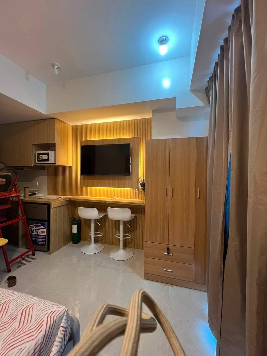 FOR RENT: Brand New Studio Unit with parking - photo 1