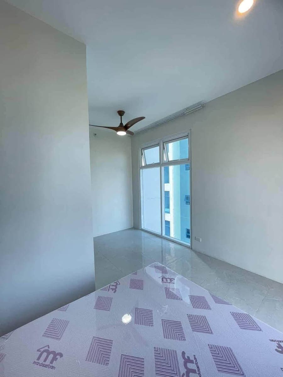 🏡 FOR LONG-TERM RENT — SEMI-FURNISHED CORNER STUDIO UNIT WITH BALCONY - photo 3