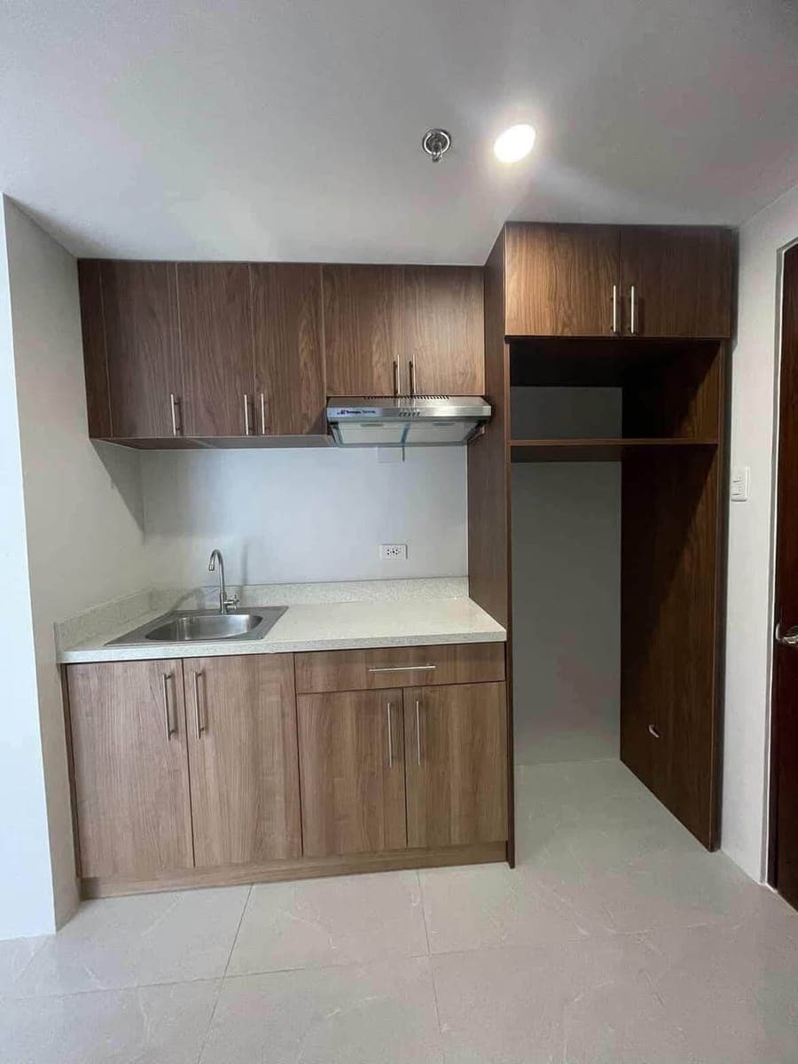 🏡 FOR LONG-TERM RENT — SEMI-FURNISHED CORNER STUDIO UNIT WITH BALCONY - photo 5