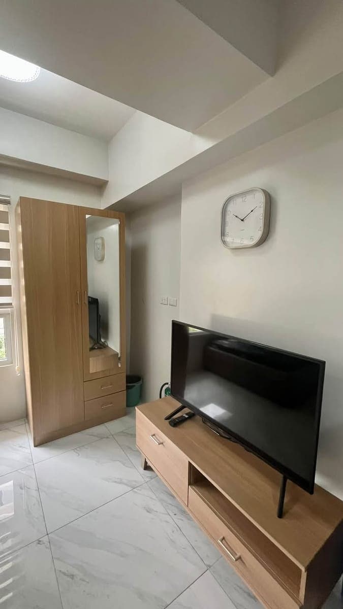 FOR LEASE: Furnished 1-Bedroom walking distance to Ayala Mall and Perpetual Succour Hospital - photo 1