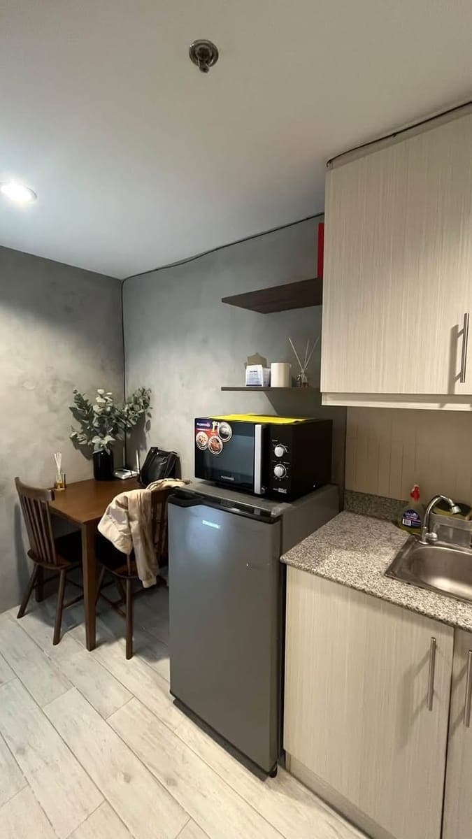FOR LEASE: Furnished 1-Bedroom walking distance to Ayala Mall and Perpetual Succour Hospital - photo 2