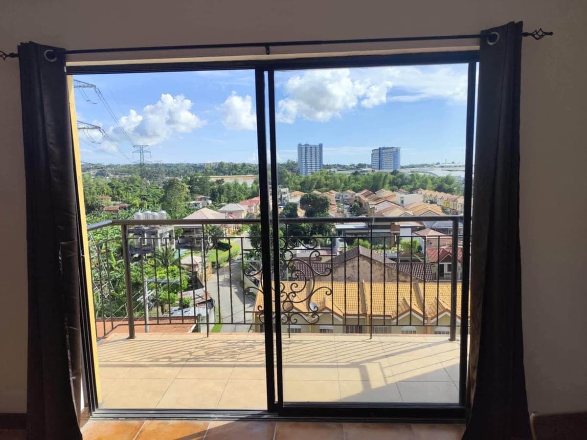 Top floor corner unit with balcony and great hills view for rent  in La Cittadella, Talamban, Cebu. - photo 3