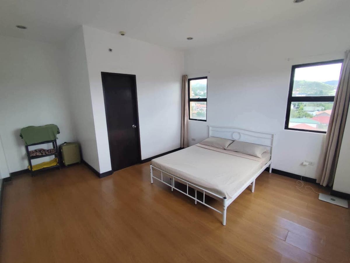 Top floor corner unit with balcony and great hills view for rent  in La Cittadella, Talamban, Cebu. - photo 4