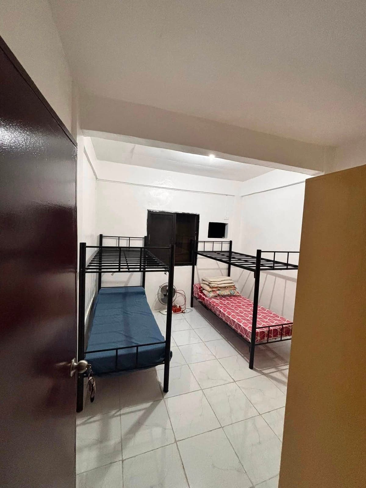 𝐀𝐯𝐚𝐢𝐥𝐚𝐛𝐥𝐞 𝐌𝐚𝐥𝐞 𝐁𝐞𝐝𝐬𝐩𝐚𝐜𝐞𝐫 - photo 2