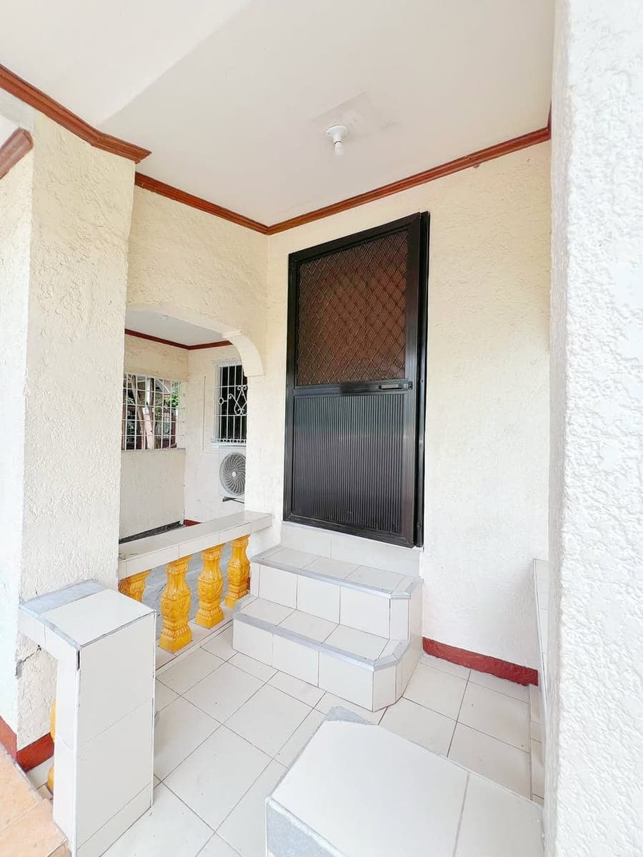 Bungalow House for Rent – 2 Bedrooms | Quiet, Guarded Neighborhood - photo 4
