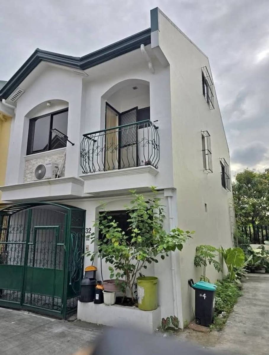 Townhouse for Rent Infinity Executive Homes Pulang Lupa Uno, Las Pinas City - photo 1
