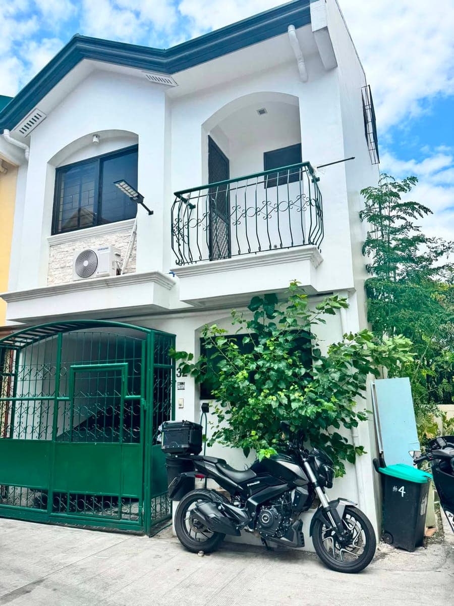 Townhouse for Rent Infinity Executive Homes Pulang Lupa Uno, Las Pinas City - photo 1