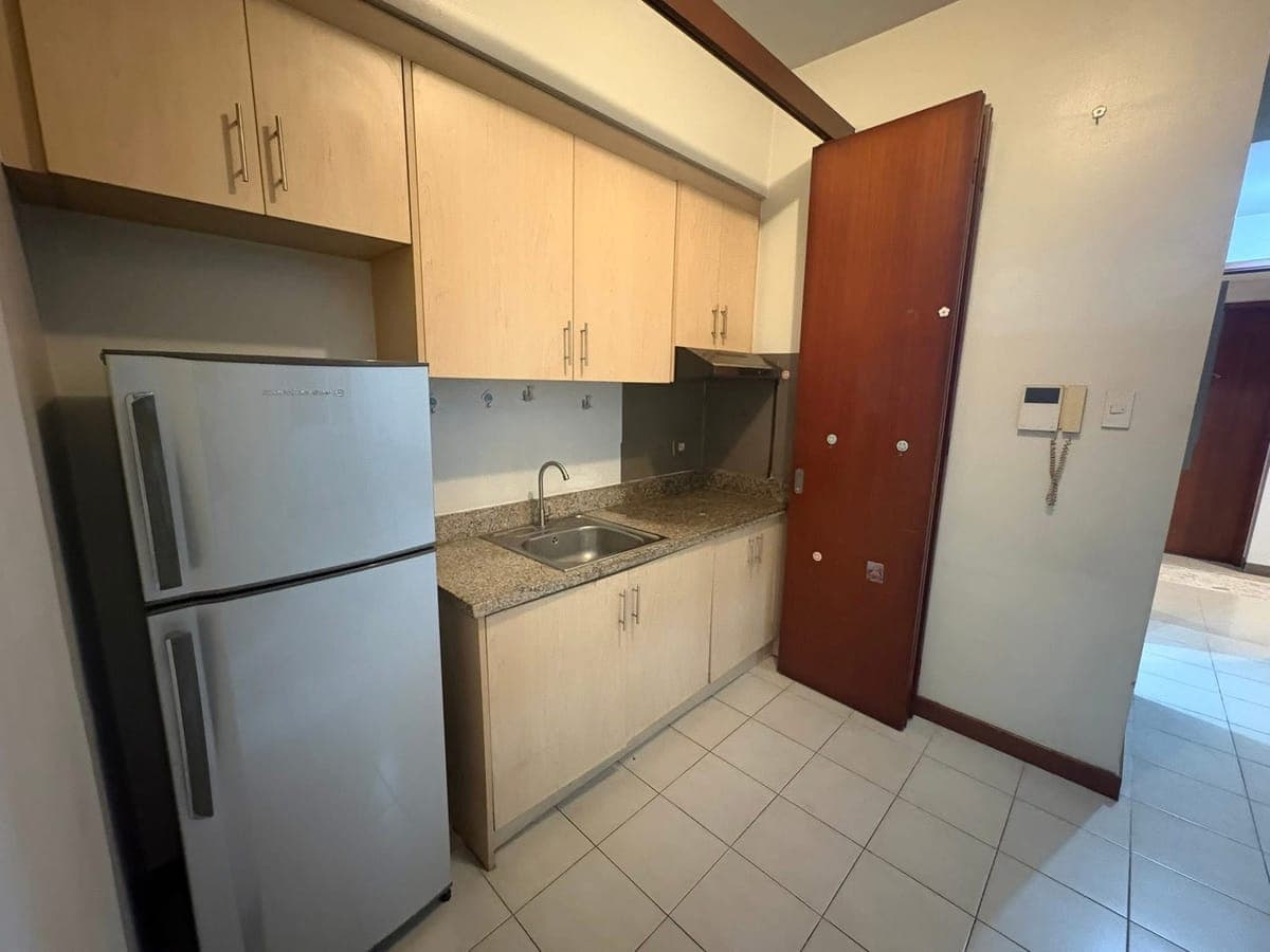 For Rent Paseo de Roces 1BR with Balcony. 23k per month. Beautiful South superhighway/Skyway View. C... - photo 1