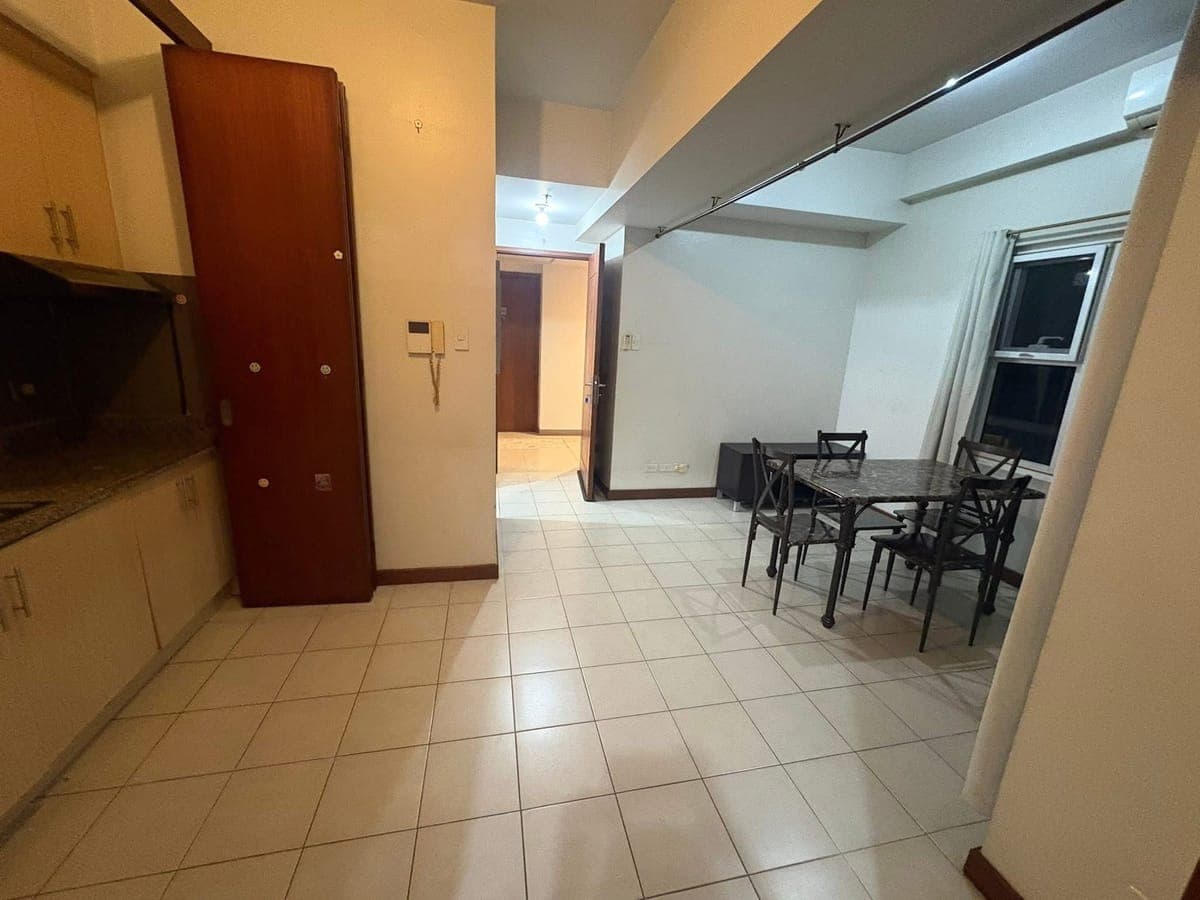 For Rent Paseo de Roces 1BR with Balcony. 23k per month. Beautiful South superhighway/Skyway View. C... - photo 2