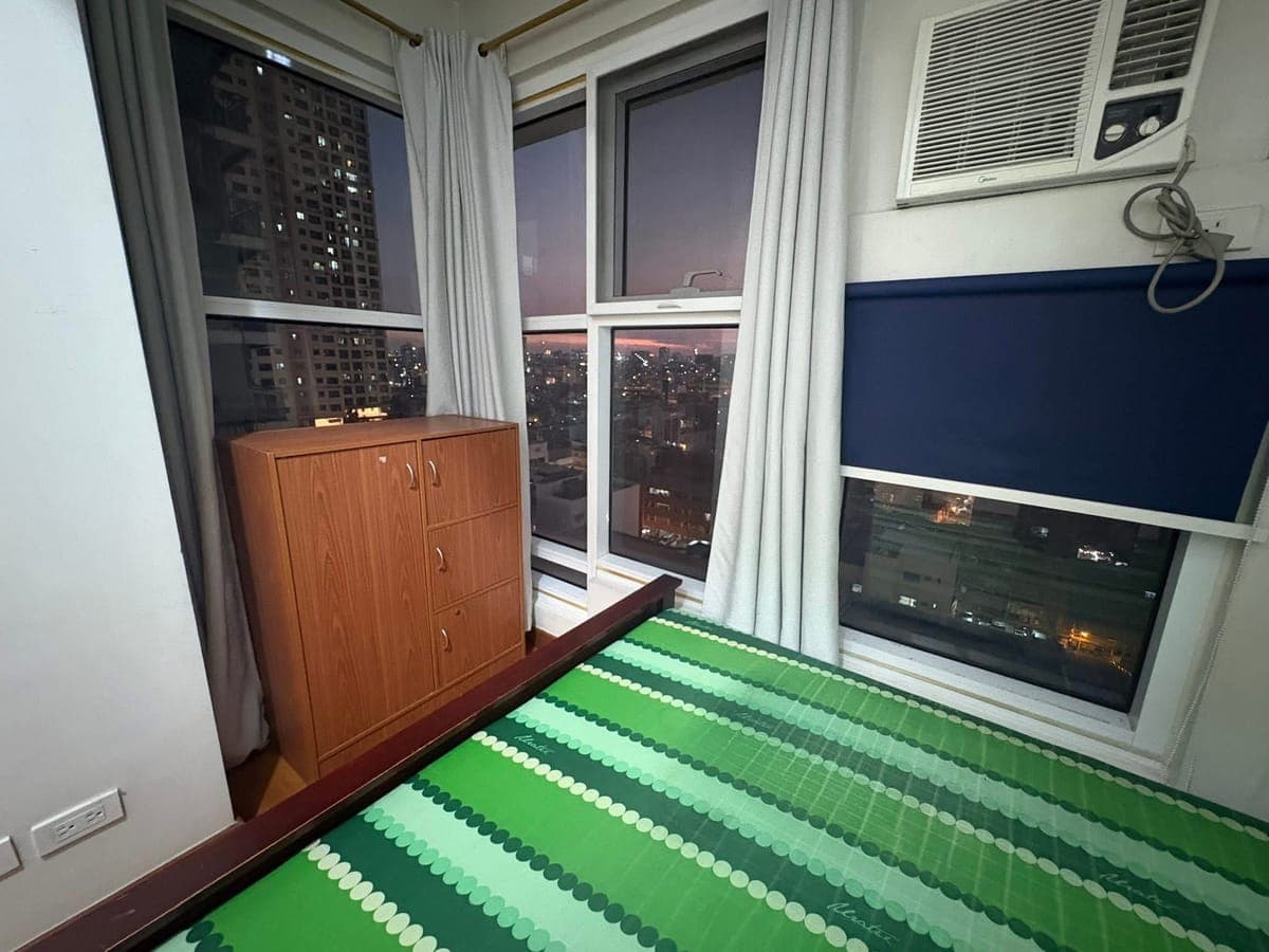 For Rent Paseo de Roces 1BR with Balcony. 23k per month. Beautiful South superhighway/Skyway View. C... - photo 6