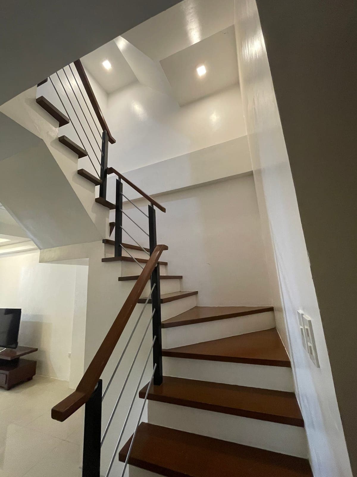 For Lease or Sale: 3-Storey Triplex House in Makati City - photo 5