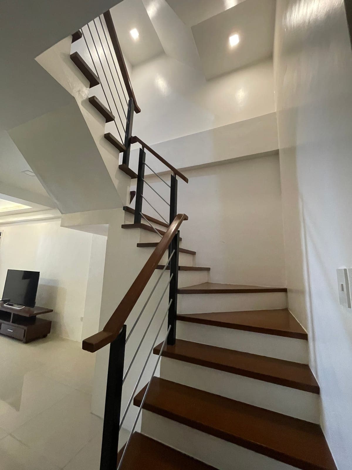 For Lease or Sale: 3-Storey Triplex House in Makati City - photo 6