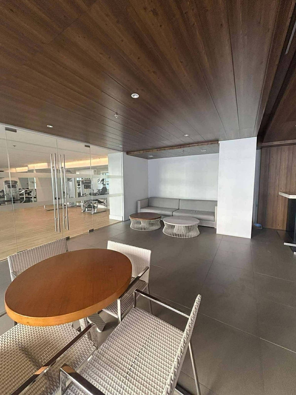 Female Condo Sharing / Bedspace - photo 3